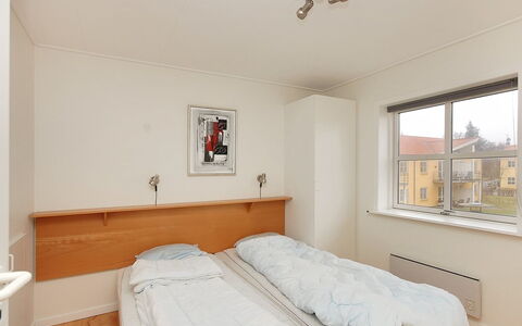 Enni - 100M from the Sea: Wand, Holz, Interior Design, Bett, Wohnung, Fussboden, Decke, Schlafzimmer, Flooring, Zimmer