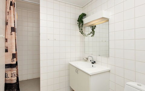 Enni - 100M from the Sea: Flooring, Wand, Fussboden, Interior Design, Armatur, Badezimmer, Decke, Installation, Badezimmerschrank, Fliese