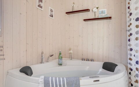 Jil - 750M from the Sea: Interior Design, Armatur, Badezimmer, Flooring, Badewanne, Fussboden, Installation, Zapfhahn, Zimmer, Spiegel