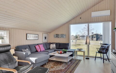 Jil - 750M from the Sea: Holz, Wohnzimmer, Couch, Zuhause, Möbel, Decke, Zimmer, Hütte, Holzboden