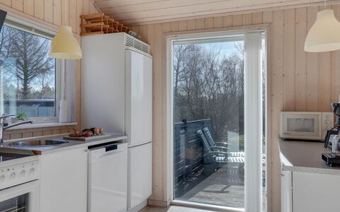 Jil - 750M from the Sea: Holz, Zuhause, Küche, Countertop, Major Appliance, Hartholz, Küchengerät, Holzbeize, Holzboden, Planke