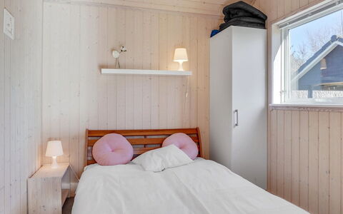 Jil - 750M from the Sea: Holz, Schlafzimmer, Fussboden, Flooring, Bett, Interior Design, Möbel, Bettdecke, Decke, Zimmer