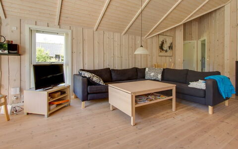 Åsta - 1.7Km from the Sea: Möbel, Interior Design, Flooring, Holz, Fussboden, Decke, Holzboden, Stuhl, Tabelle, Beleuchtung