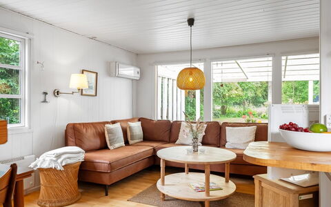 Gia - 1.3Km from the Sea: Möbel, Interior Design, Couch, Flooring, Holz, Fussboden, Wohnzimmer, Decke, Tabelle, Beleuchtung