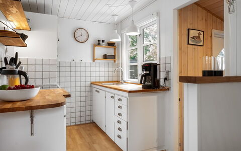Gia - 1.3Km from the Sea: Küche, Flooring, Countertop, Holz, Interior Design, Küchengerät, Cabinetry, Fussboden, Möbel, Armatur