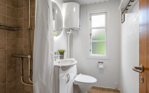 Gia - 1.3Km from the Sea: Toilleten Sitz, Badezimmer, Toilette, Armatur, Sinken, Bad Sink, Interior Design, Flooring, Fussboden, Zapfhahn