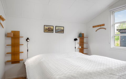 Gia - 1.3Km from the Sea: Wand, Schlafzimmer, Bett, Holz, Interior Design, Decke, Möbel, Flooring, Bettdecke, Fussboden