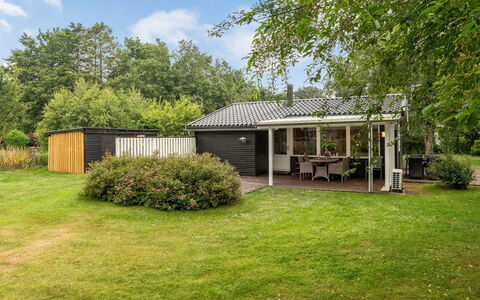 Gia - 1.3Km from the Sea: Haus, Dach, Zuhause, Wohngebiet, Strauch, Hütte, Grundstueck, Garten, Rasen, Schatten