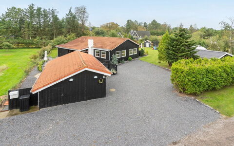 Almen - 400M from the Sea: Dach, Haus, Zuhause, Hütte, Abstellgleis, Estate, Auffahrt, Gartenbauten, Garten, Schuppen