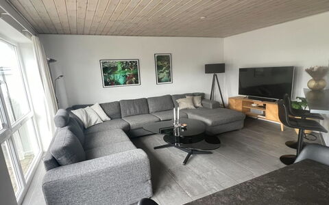 Ingolf - 750M from the Sea: Zuhause, Fussboden, Wohnzimmer, Couch, Schlafsofa, Kaffetisch