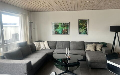Ingolf - 750M from the Sea: Wohnzimmer, Couch