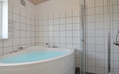 Ingolf - 750M from the Sea: Badezimmer, Flooring, Armatur, Badewanne, Fussboden, Interior Design, Decke, Installation, Zapfhahn, Zimmer