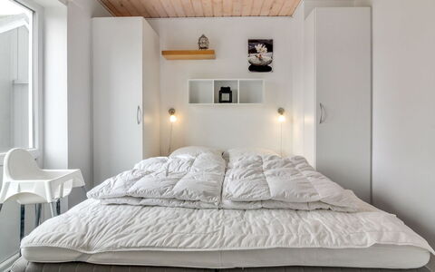 Ingolf - 750M from the Sea: Schlafzimmer, Möbel, Interior Design, Bett, Wand, Holz, Decke, Bettdecke, Bedding, Fussboden
