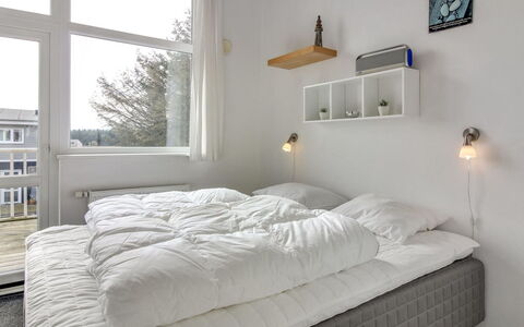 Ingolf - 750M from the Sea: Bett, Schlafzimmer, Bedding, Möbel, Interior Design, Bettdecke, Wand, Decke, Linens, Fussboden