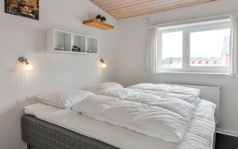 Ingolf - 750M from the Sea: Bett, Schlafzimmer, Holz, Bedding, Bettdecke, Decke, Interior Design, Möbel, Bettrahmen, Beleuchtung