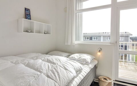 Ingolf - 750M from the Sea: Schlafzimmer, Bett, Interior Design, Bettdecke, Bedding, Fussboden, Decke, Möbel, Flooring, Wohnung