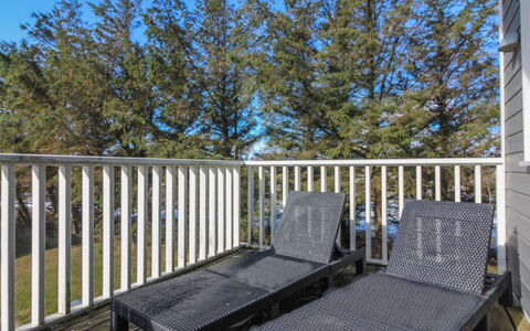 Ingolf - 750M from the Sea: Veranda, Gartenmöbel, Deck, Zaun, Geländer, Baluster, Hartholz, Balkon, Planke, Tisch Im Freien