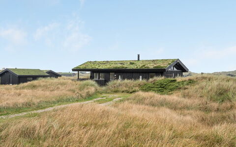 Eri - 300M from the Sea: Wohngebiet, Dach, Vorort, Auffahrt, Estate, Kamin