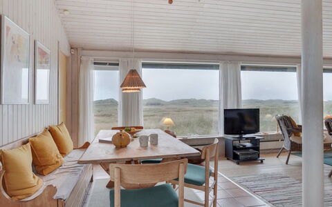 Eri - 300M from the Sea: Wohngebiet, Dach, Vorort, Auffahrt, Estate, Kamin