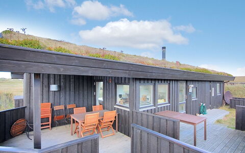 Eri - 300M from the Sea: Wohngebiet, Dach, Vorort, Auffahrt, Estate, Kamin