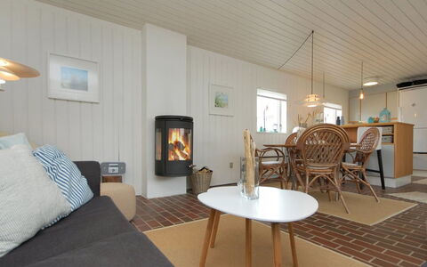 Frieda - 7.2Km from the Sea: Haus, Zuhause, Tür, Dach, Hütte, Estate, Garten, Schatten, Abstellgleis, Garten