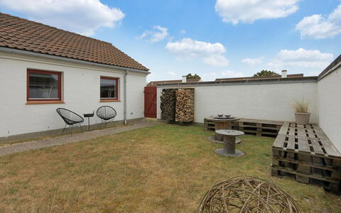 Frieda - 7.2Km from the Sea: Haus, Zuhause, Tür, Dach, Hütte, Estate, Garten, Schatten, Abstellgleis, Garten