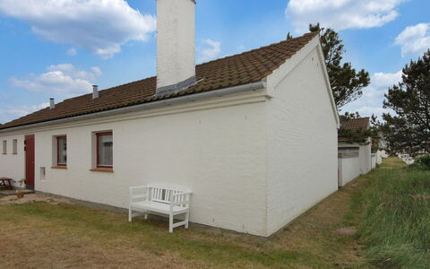 Frieda - 7.2Km from the Sea: Haus, Zuhause, Tür, Dach, Hütte, Estate, Garten, Schatten, Abstellgleis, Garten