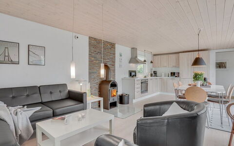 Kerttuli - 800M from the Sea: Möbel, Holz, Interior Design, Couch, Decke, Wohnzimmer, Flooring, Zuhause, Zimmer, Beleuchtung