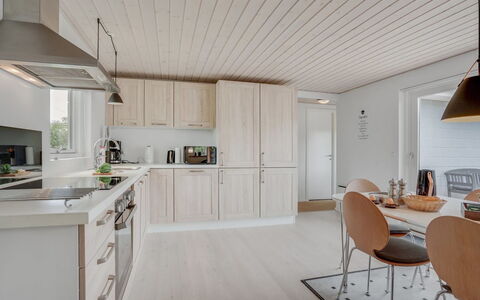 Kerttuli - 800M from the Sea: Holz, Interior Design, Decke, Möbel, Flooring, Küche, Countertop, Fussboden, Cabinetry, Zuhause