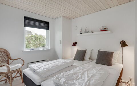 Kerttuli - 800M from the Sea: Interior Design, Wand, Schlafzimmer, Möbel, Bett, Holz, Decke, Fussboden, Flooring, Bettdecke