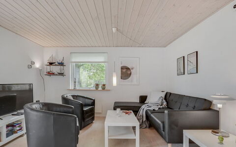 Kerttuli - 800M from the Sea: Möbel, Interior Design, Couch, Holz, Decke, Flooring, Wohnzimmer, Fussboden, Zimmer, Zuhause