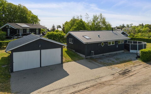 Rafn - 550M from the Sea: Die Architektur, Dach, Zuhause, Verbundwerkstoff, Daylighting, Abstellgleis, Auffahrt