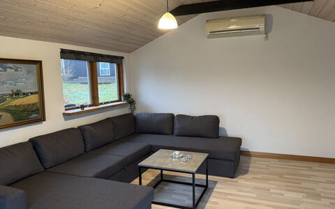 Rafn - 550M from the Sea: Möbel, Couch, Flooring, Interior Design, Holz, Fussboden, Wohnzimmer, Zimmer, Decke