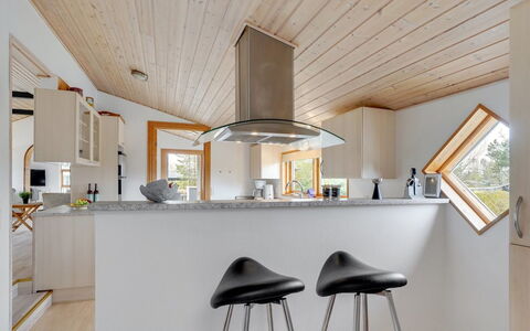 Rafn - 550M from the Sea: Flooring, Interior Design, Holz, Decke, Küche, Fussboden, Möbel, Countertop, Holzboden, Beleuchtung
