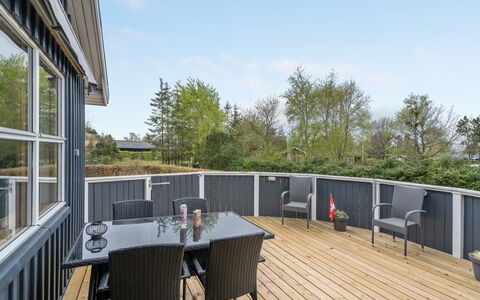 Rafn - 550M from the Sea: Holz, Deck, Veranda, Holzboden, Hartholz, Schatten, Holzbeize, Planke, Stuhl, Balkon