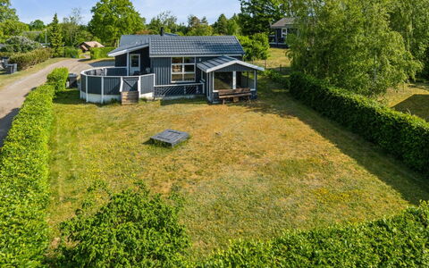 Rafn - 550M from the Sea: Grün, Haus, Wohngebiet, Dach, Zuhause, Strauch, Landschaft, Hütte, Grundstueck, Ländliches Gebiet