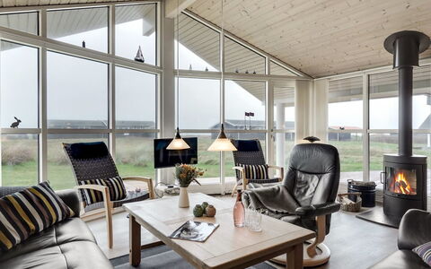 Aniela - 150M from the Sea: Holz, Decke, Interior Design, Zuhause, Möbel, Wohnzimmer, Stuhl, Fussboden, Hütte, Light Fixture