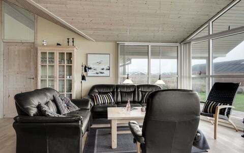 Aniela - 150M from the Sea: Möbel, Interior Design, Holz, Flooring, Decke, Wohnzimmer, Couch, Fussboden, Holzboden, Stuhl