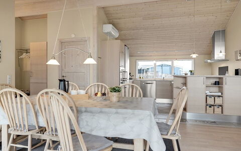 Aniela - 150M from the Sea: Möbel, Holz, Interior Design, Decke, Flooring, Küche & Esszimmer Tisch, Light Fixture, Fussboden, Stuhl, Esszimmer