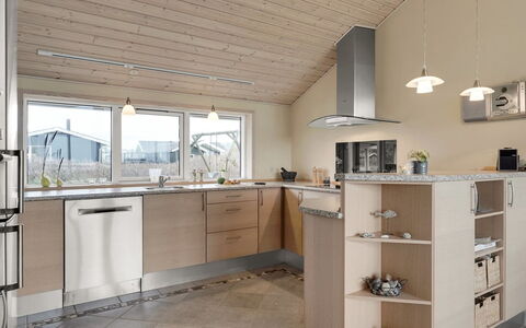 Aniela - 150M from the Sea: Küche, Countertop, Möbel, Flooring, Küchengerät, Interior Design, Holz, Cabinetry, Decke, Fussboden