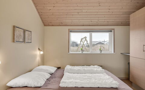 Aniela - 150M from the Sea: Wand, Holz, Interior Design, Decke, Fussboden, Flooring, Schlafzimmer, Zimmer, Bett, Zuhause