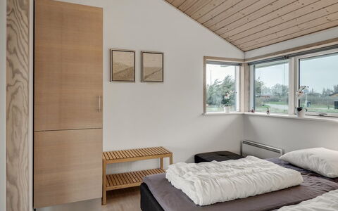 Aniela - 150M from the Sea: Interior Design, Möbel, Bett, Wand, Flooring, Schlafzimmer, Fussboden, Holz, Decke, Zimmer