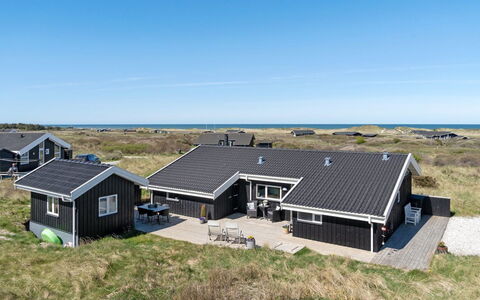 Gila - 250M from the Sea: Flooring, Wand, Fussboden, Interior Design, Holz, Decke, Holzboden, Beleuchtung, Möbel, Laminatboden