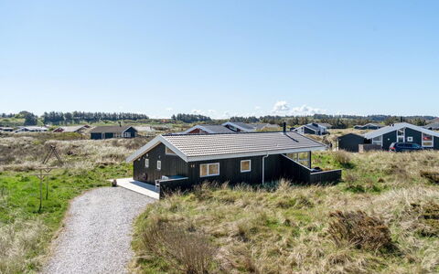 Gila - 250M from the Sea: Flooring, Wand, Fussboden, Interior Design, Holz, Decke, Holzboden, Beleuchtung, Möbel, Laminatboden