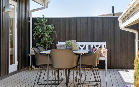 Gila - 250M from the Sea: Flooring, Wand, Fussboden, Interior Design, Holz, Decke, Holzboden, Beleuchtung, Möbel, Laminatboden