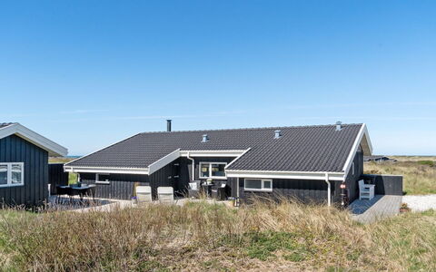Gila - 250M from the Sea: Flooring, Wand, Fussboden, Interior Design, Holz, Decke, Holzboden, Beleuchtung, Möbel, Laminatboden