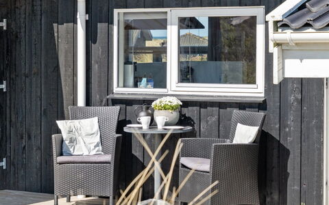 Gila - 250M from the Sea: Flooring, Wand, Fussboden, Interior Design, Holz, Decke, Holzboden, Beleuchtung, Möbel, Laminatboden