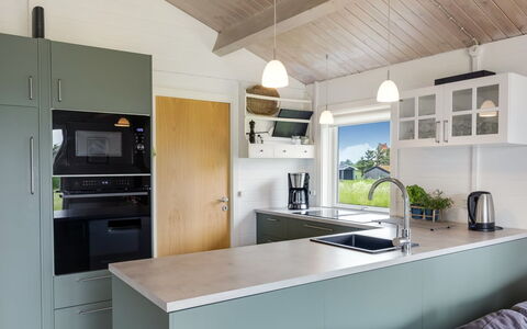 Aashild - 400M from the Sea: Küche, Küchengerät, Countertop, Interior Design, Holz, Major Appliance, Flooring, Decke, Cabinetry, Möbel
