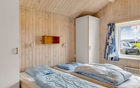 Aashild - 400M from the Sea: Holz, Schlafzimmer, Zuhause, Bett, Bedding, Bettdecke, Bettrahmen, Linens, Eiskappe, Hartholz
