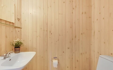 Aashild - 400M from the Sea: Wand, Holz, Badezimmer, Armatur, Flooring, Bad Sink, Interior Design, Fussboden, Zapfhahn, Sinken